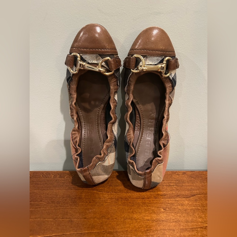 ❌❌SOLD❌❌Burberry Women's Tan and Black Checkered Flats